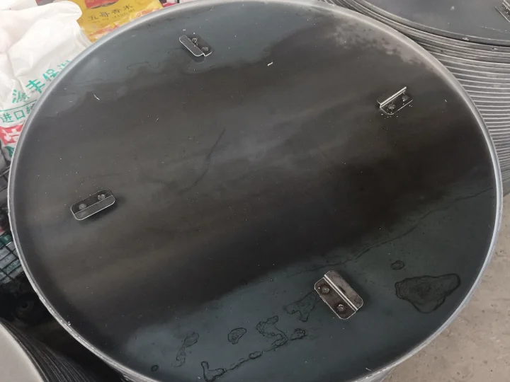 Float pan with retaining clips