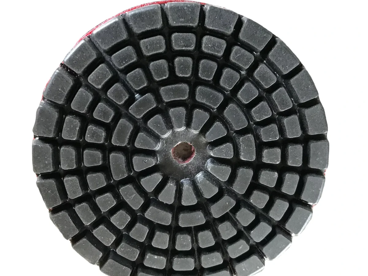 Round polishing pad with segmented working face