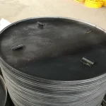 Retaining clips on the upper face