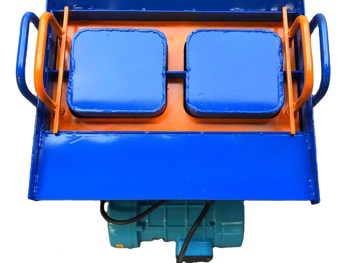 Compact vibrating mould with motor below