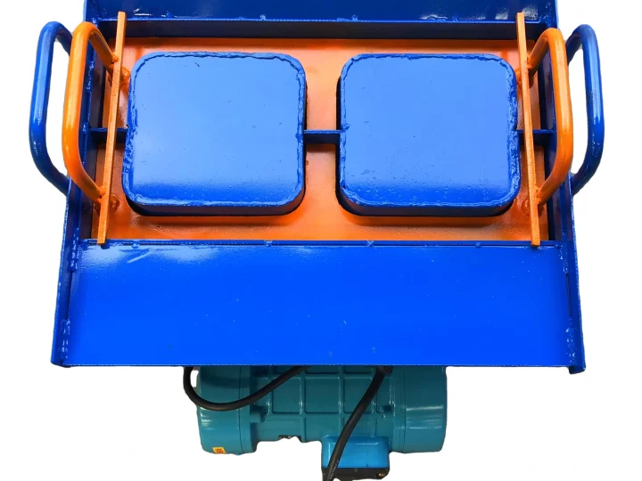 Compact vibrating mould with motor below
