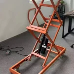 Raised hydraulic scissor table with manual mechanism