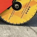 Visible blade and arbor in the source image; confirm delivered blade.